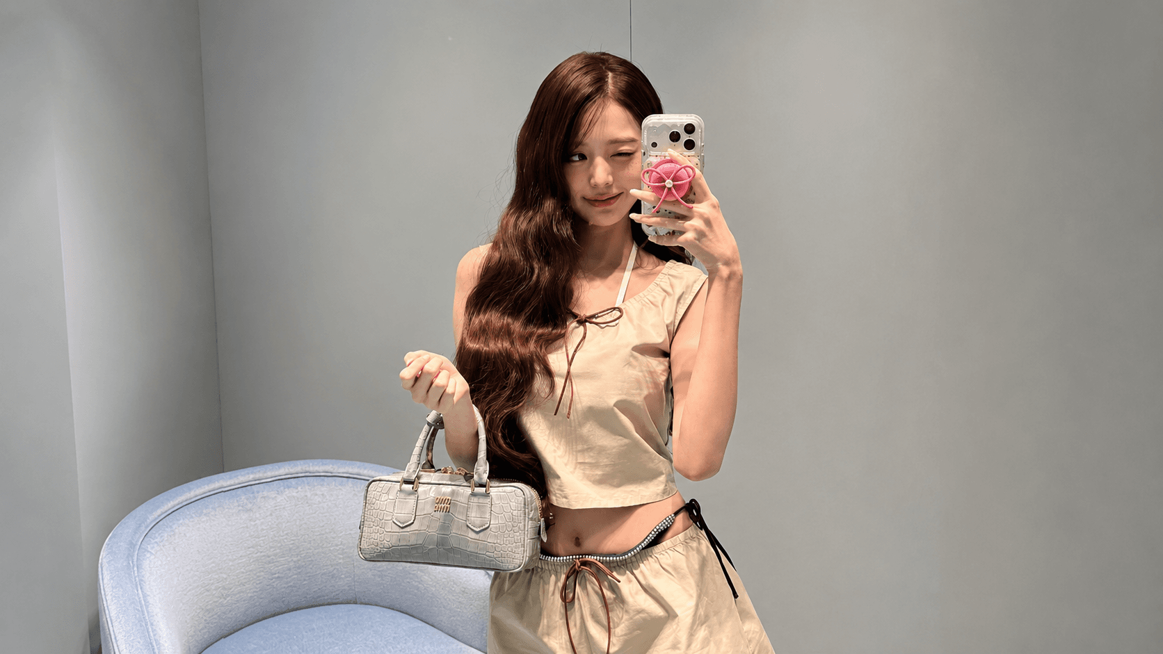장원영의 세계관을 입은 헤어브러시, 그 정체